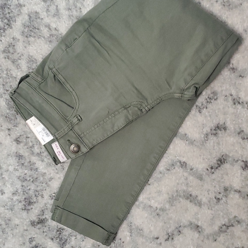 SO High Rise Curvy Crop Army Green Jean  size 5